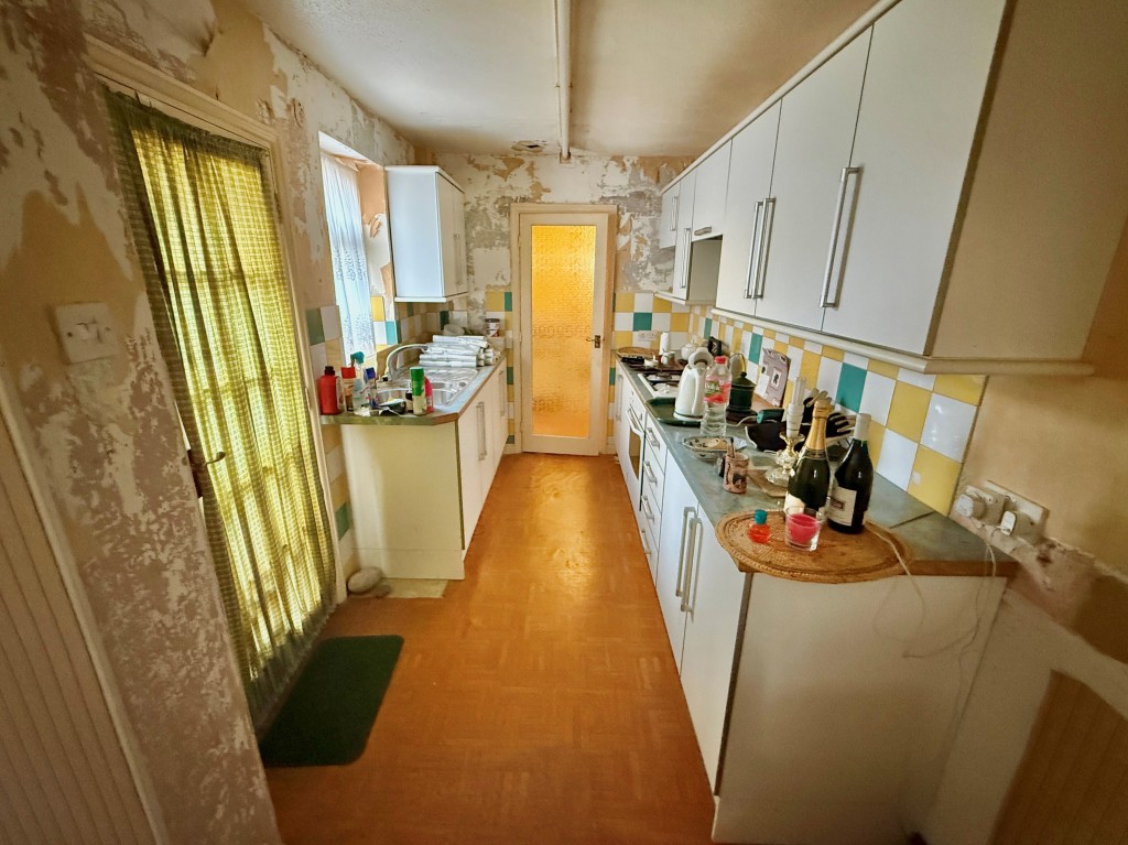 Lot: 113 - MID-TERRACE HOUSE FOR REFURBISHMENT - Kitchen